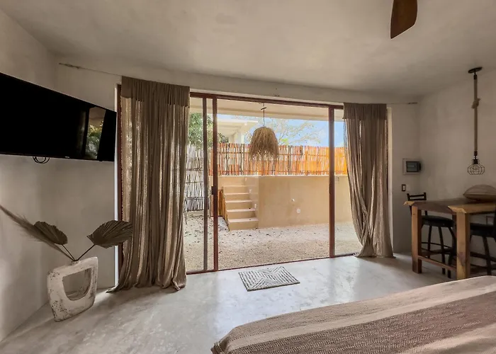 Amazing Looking At The Pool With Jacuzzi Excellent Location
